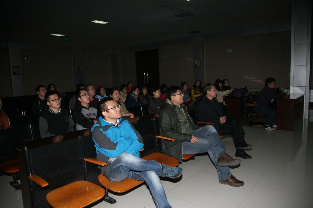 图二观看台儿庄纪实影片