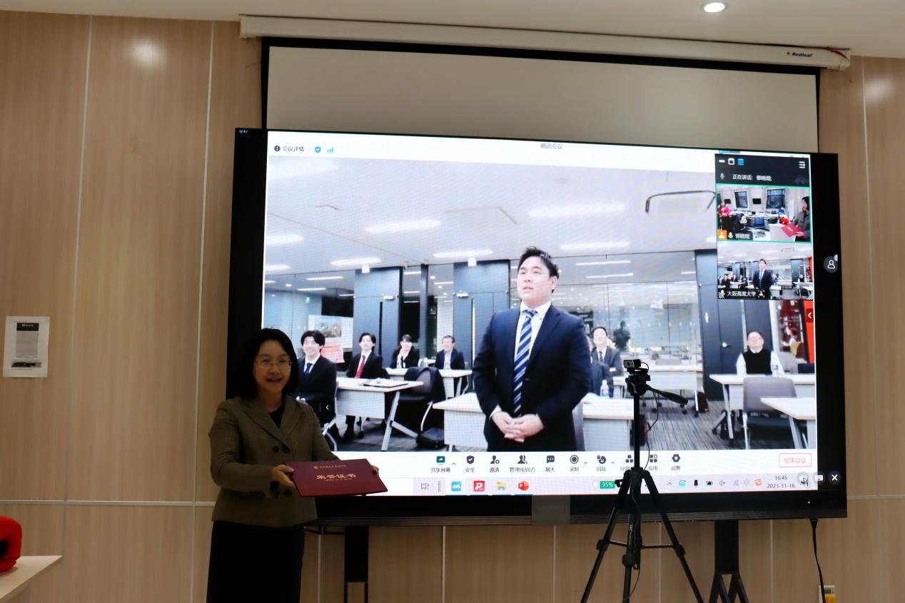 2777779193永利官网葛建新教授为“最佳汇报奖”成田卓巳同学颁奖
